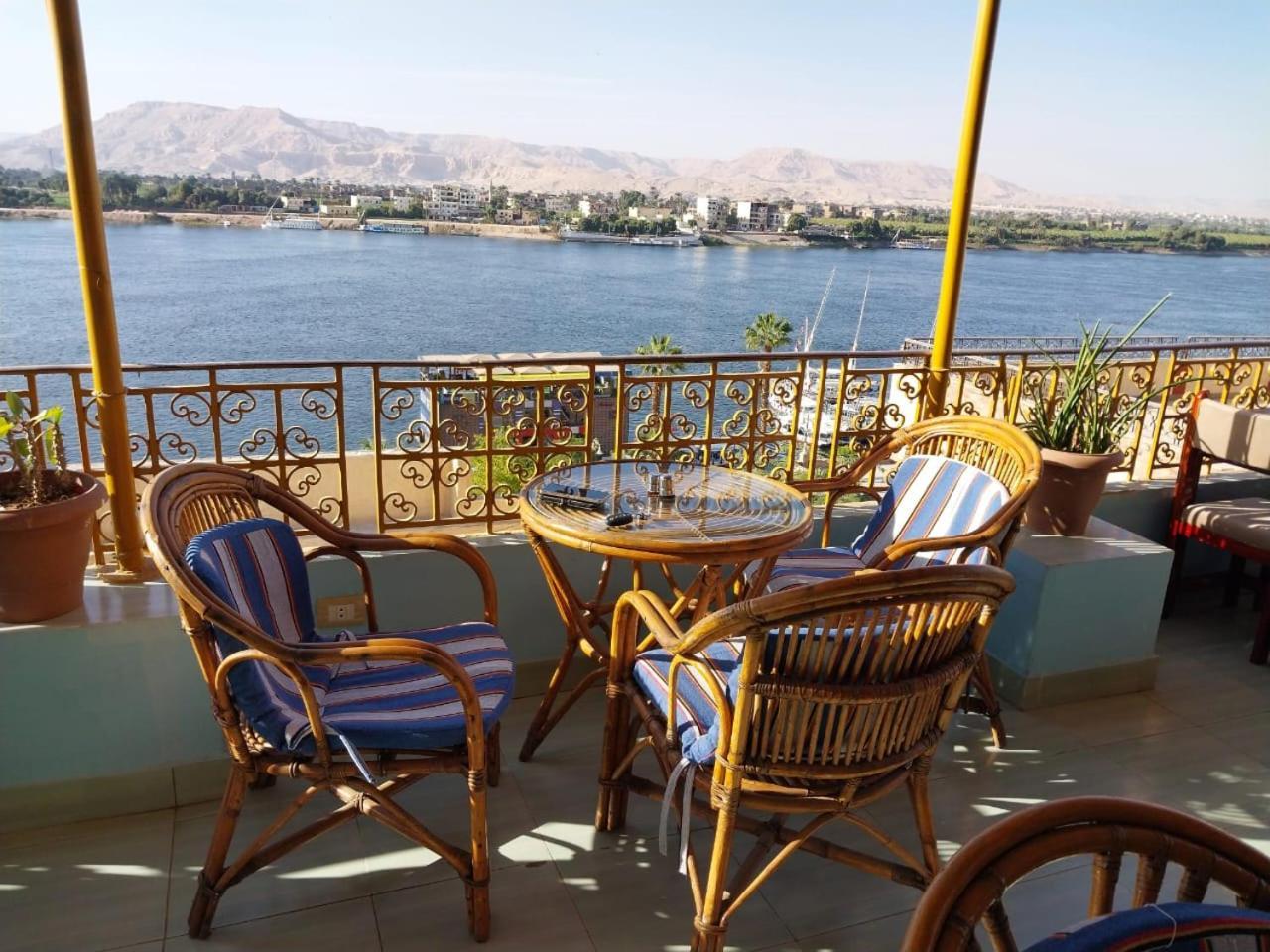 Merry Land Hotel & Roof Top Nile Restaurant ルクソール エクステリア 写真