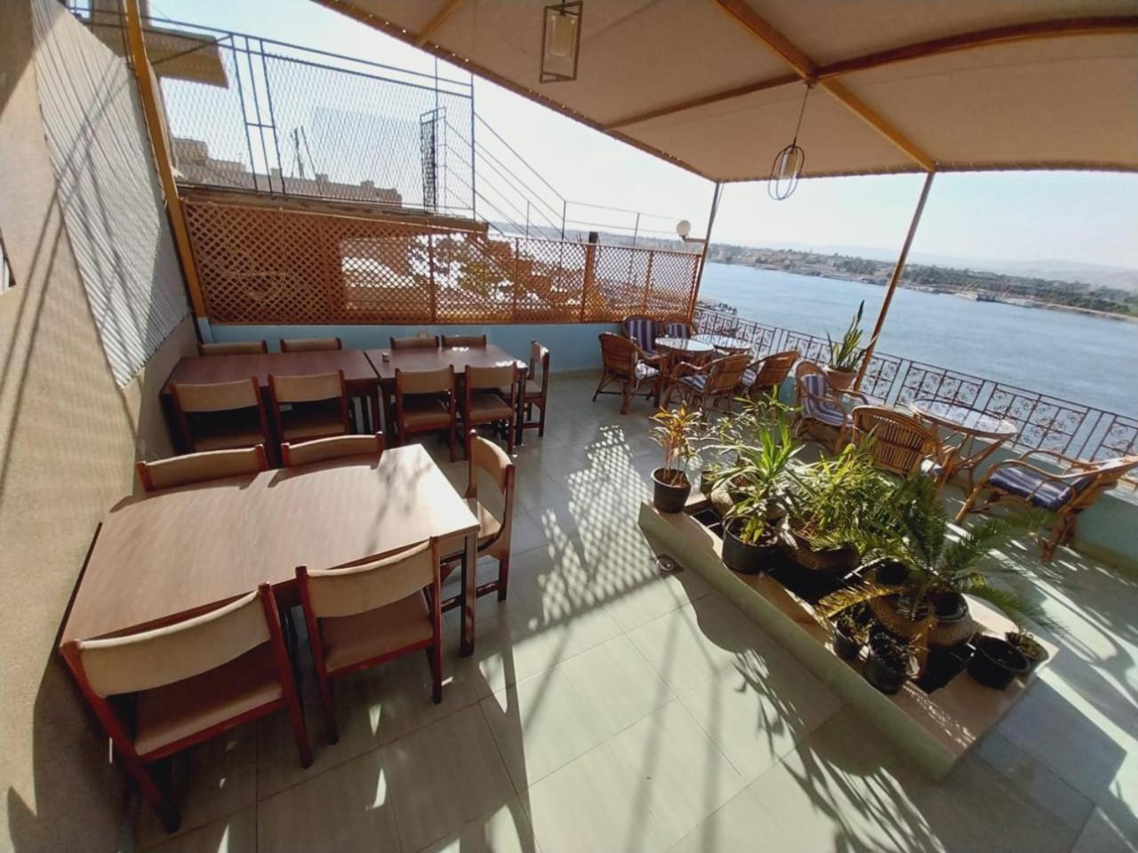 Merry Land Hotel & Roof Top Nile Restaurant ルクソール エクステリア 写真