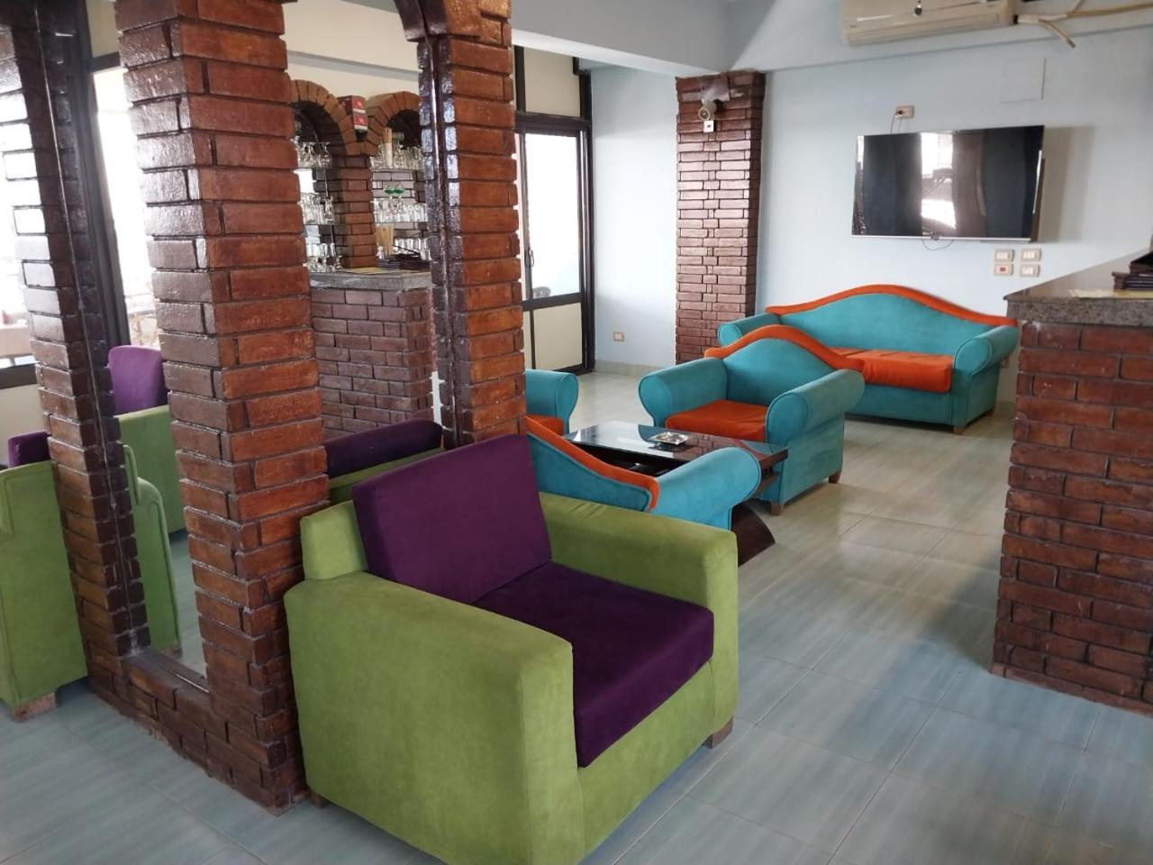 Merry Land Hotel & Roof Top Nile Restaurant ルクソール エクステリア 写真