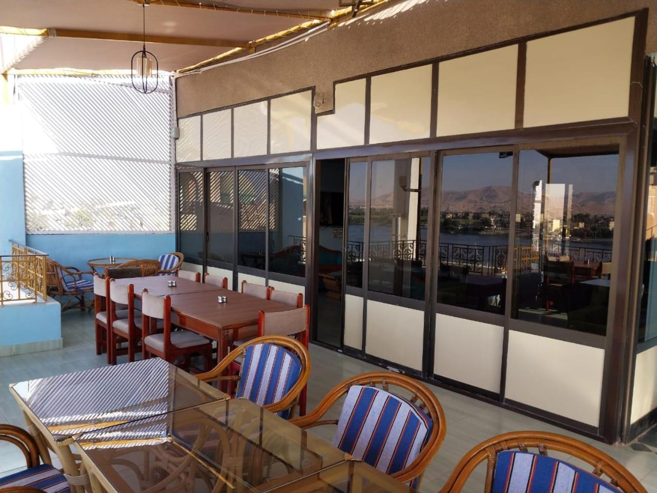 Merry Land Hotel & Roof Top Nile Restaurant ルクソール エクステリア 写真