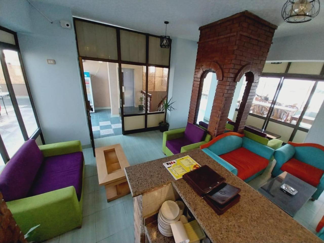 Merry Land Hotel & Roof Top Nile Restaurant ルクソール エクステリア 写真