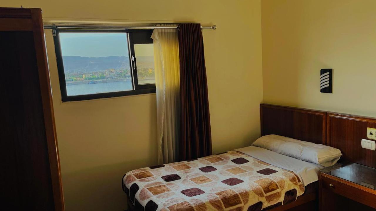 Merry Land Hotel & Roof Top Nile Restaurant ルクソール エクステリア 写真